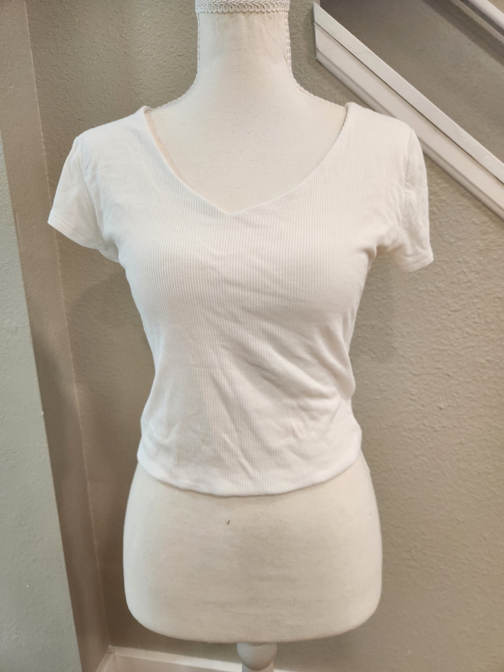 Derek Heart White Ribbed V-Neck Crop Tee